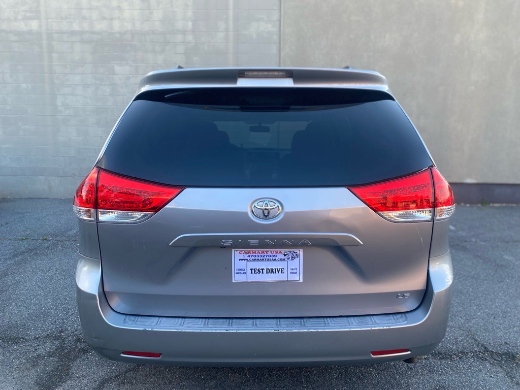 2011 Toyota Sienna Image 3