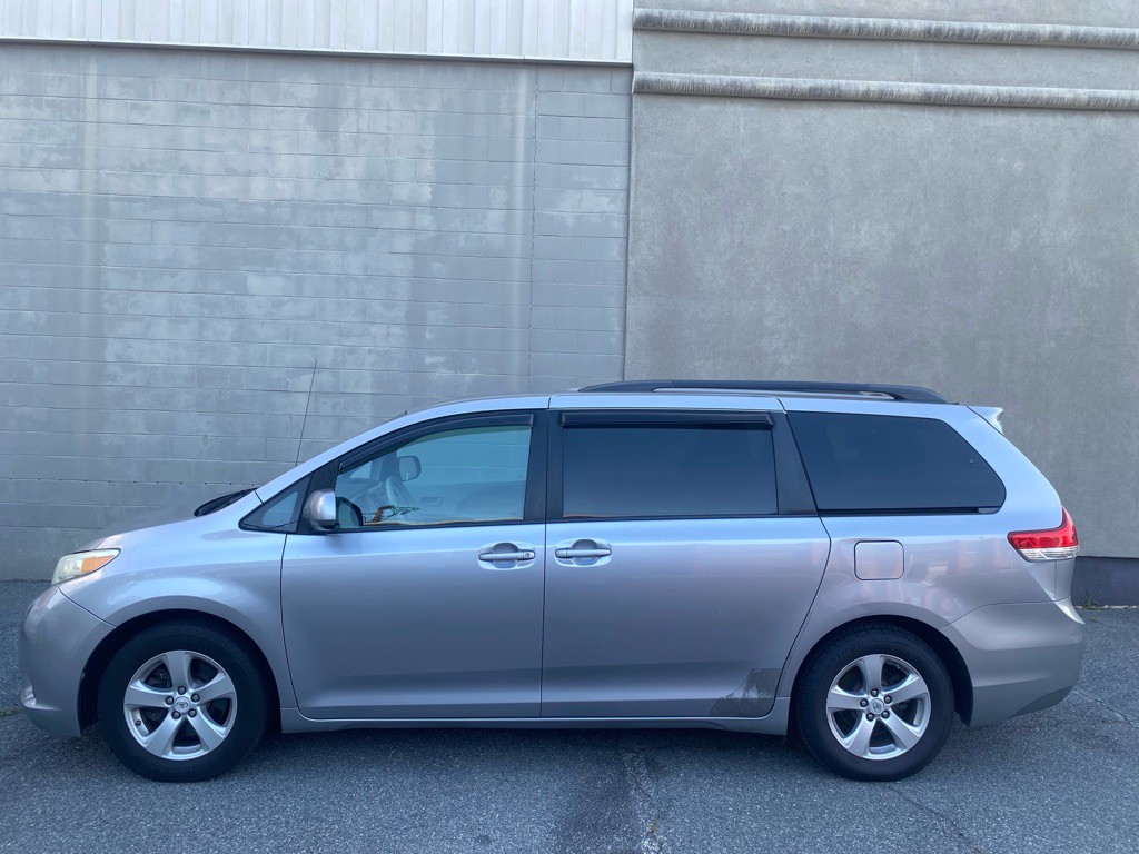 2011 Toyota Sienna Image 4