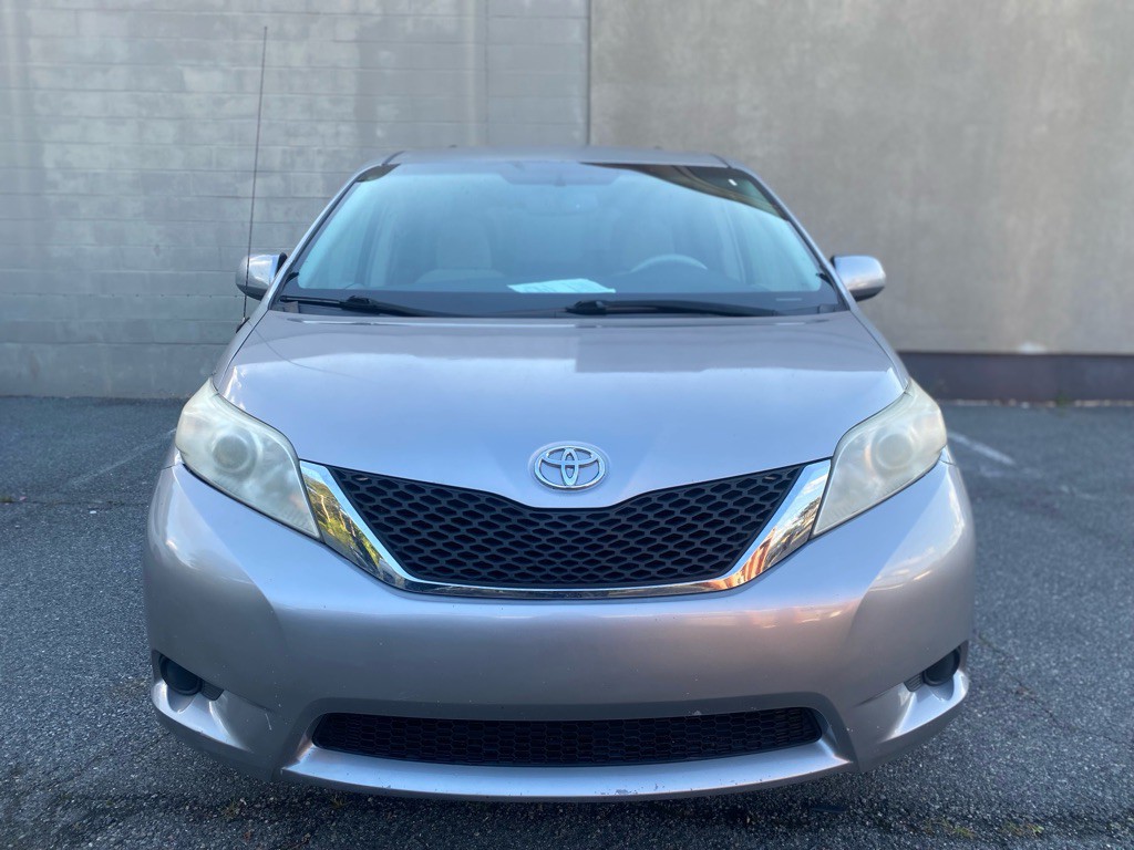 2011 Toyota Sienna Image 5