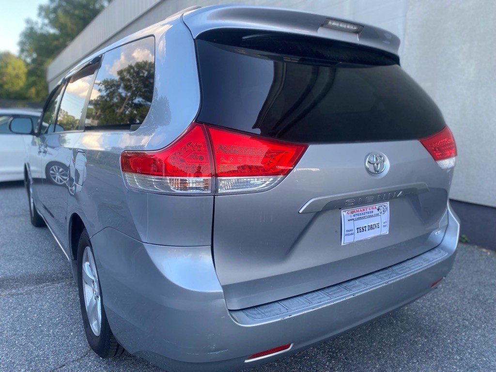 2011 Toyota Sienna Image 6