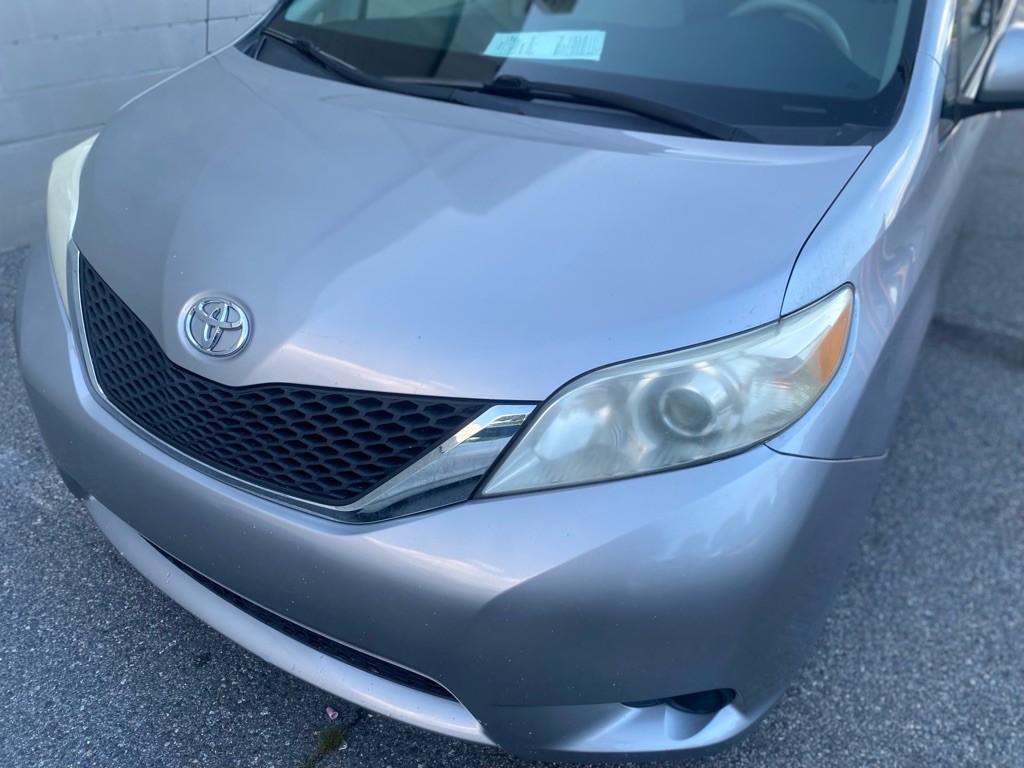 2011 Toyota Sienna Image 7