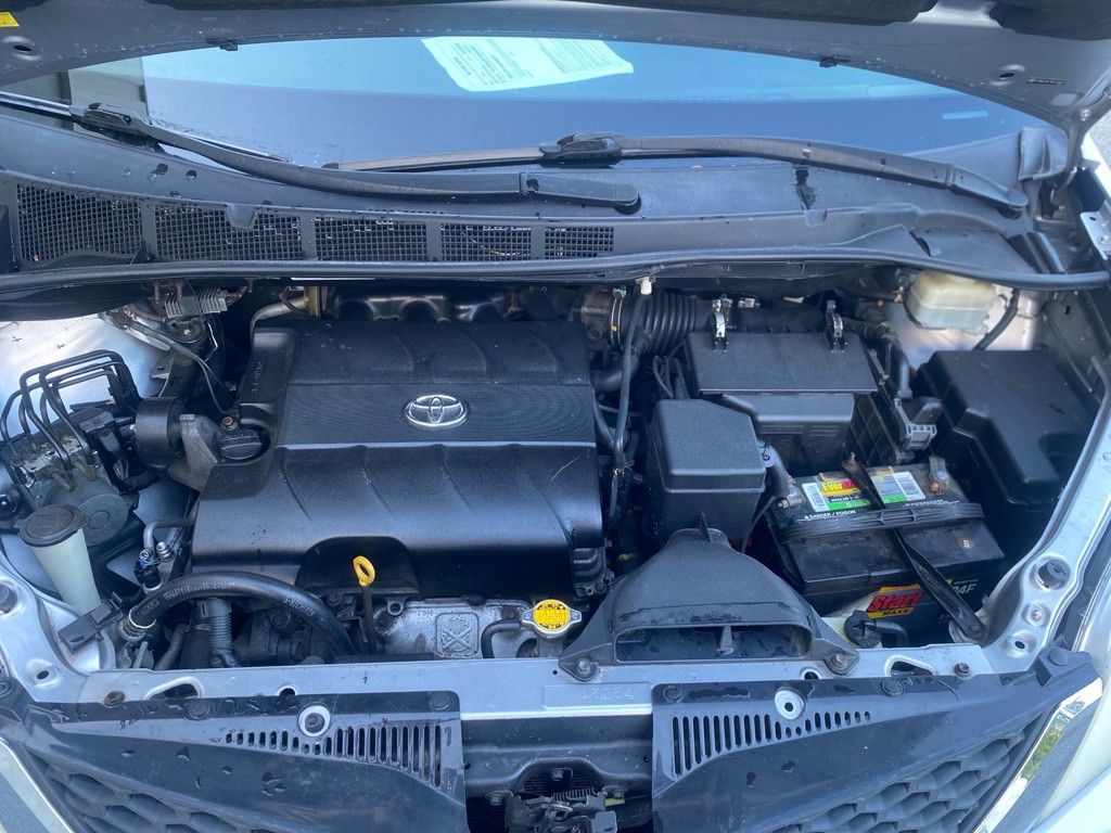 2011 Toyota Sienna Image 9