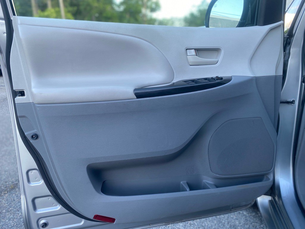2011 Toyota Sienna Image 10