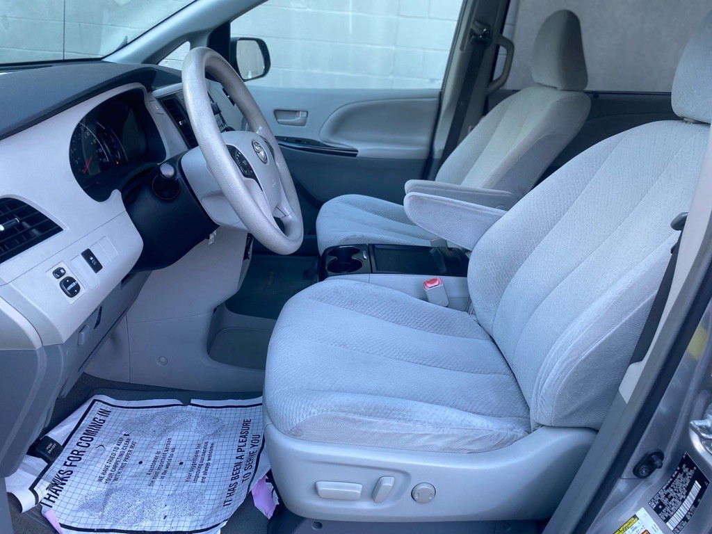 2011 Toyota Sienna Image 11