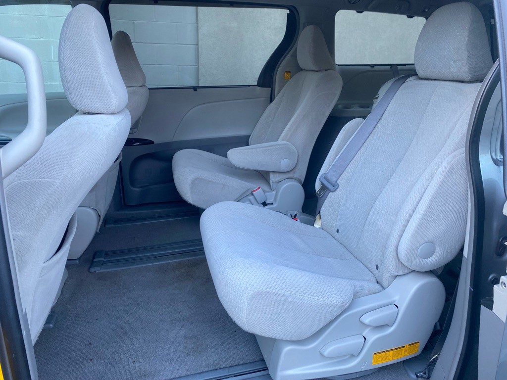 2011 Toyota Sienna Image 12