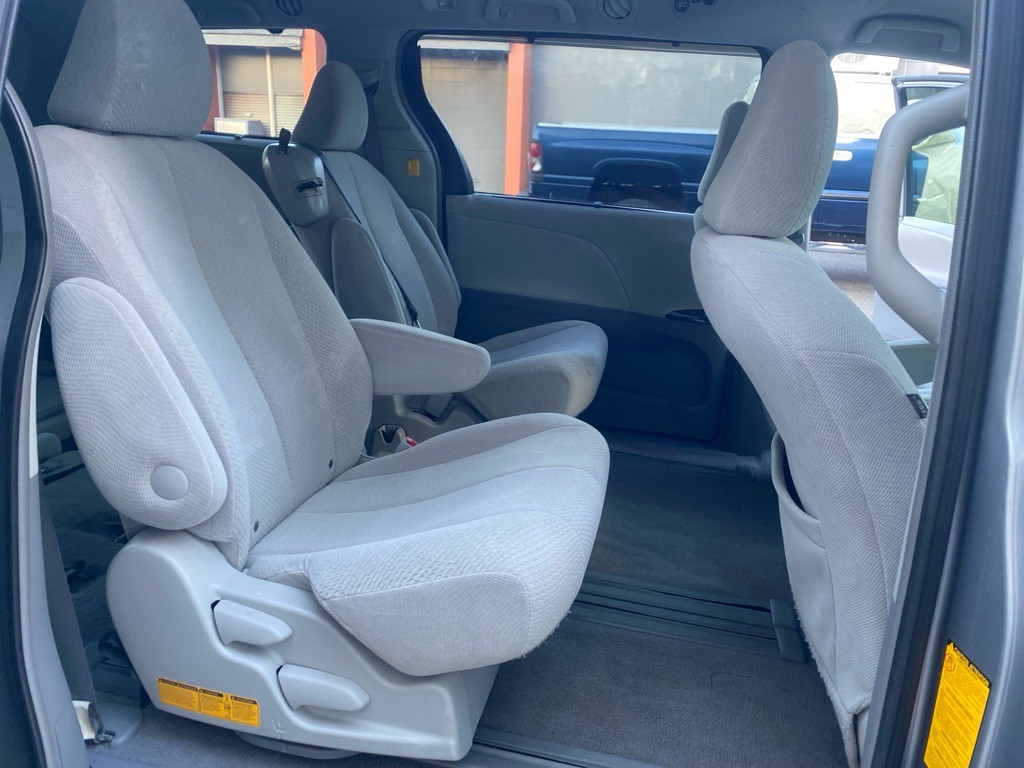 2011 Toyota Sienna Image 13