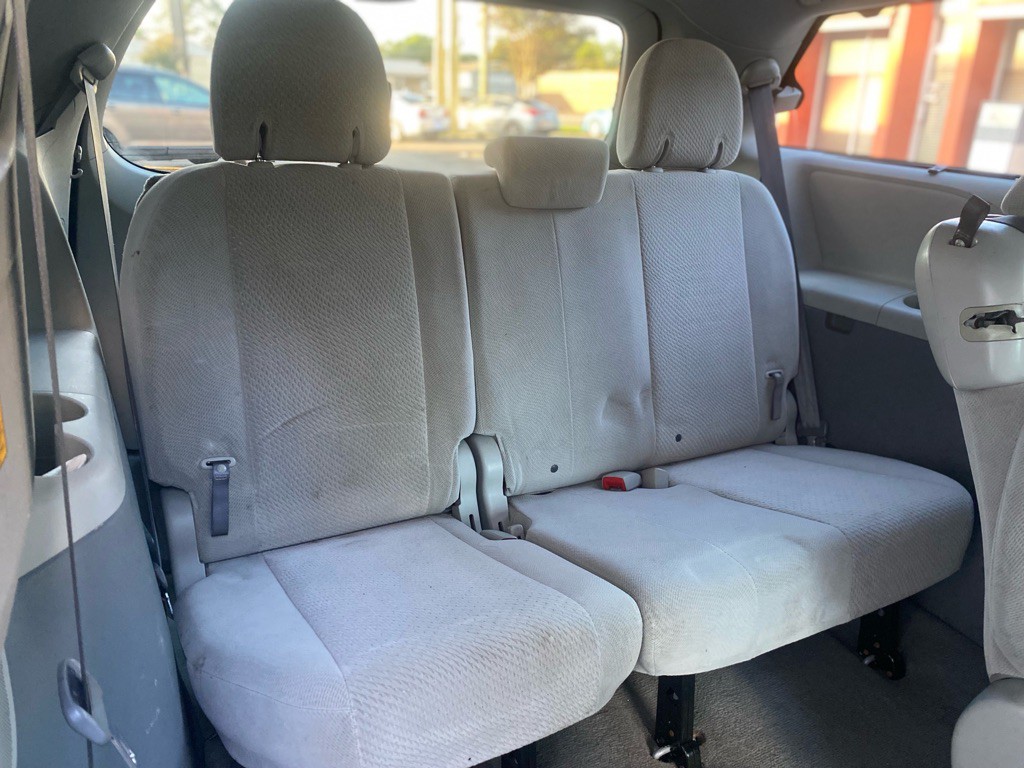 2011 Toyota Sienna Image 14