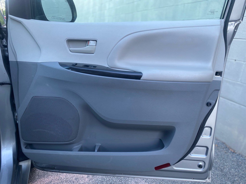2011 Toyota Sienna Image 15