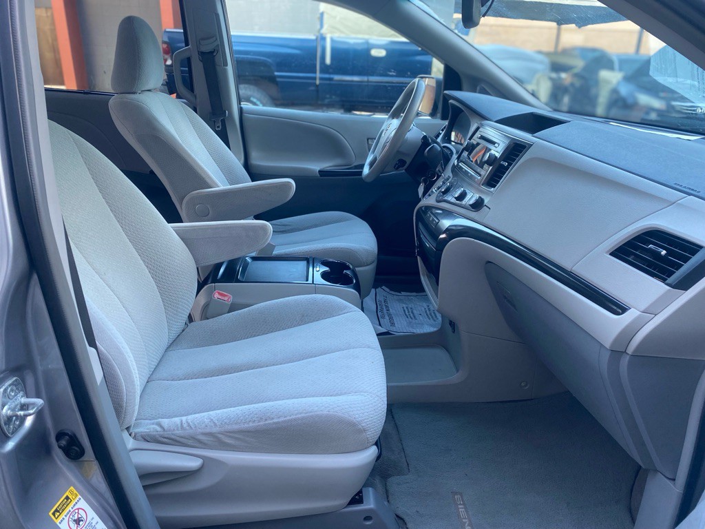 2011 Toyota Sienna Image 16