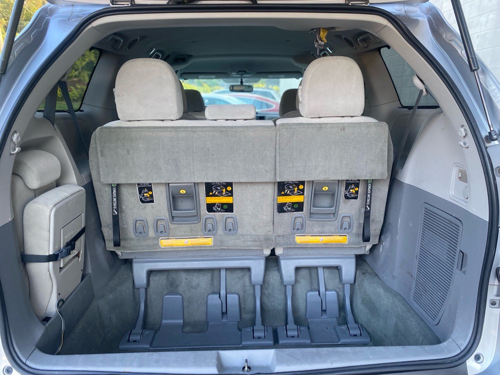 2011 Toyota Sienna Image 17