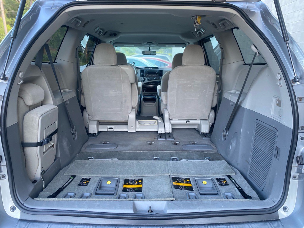 2011 Toyota Sienna Image 18