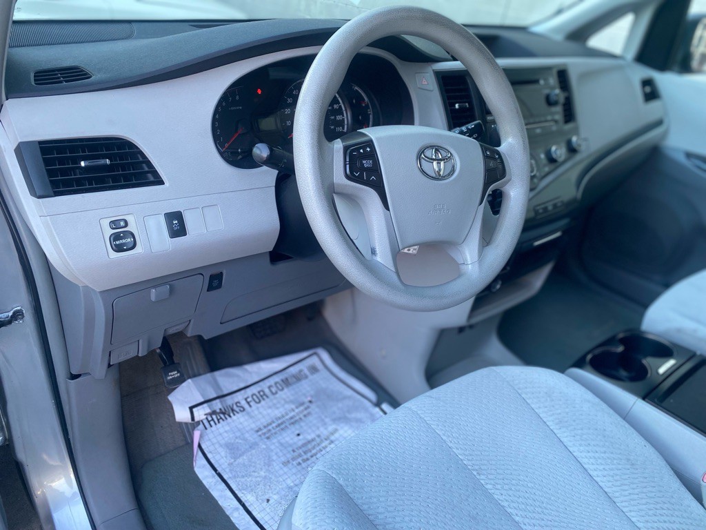 2011 Toyota Sienna Image 19