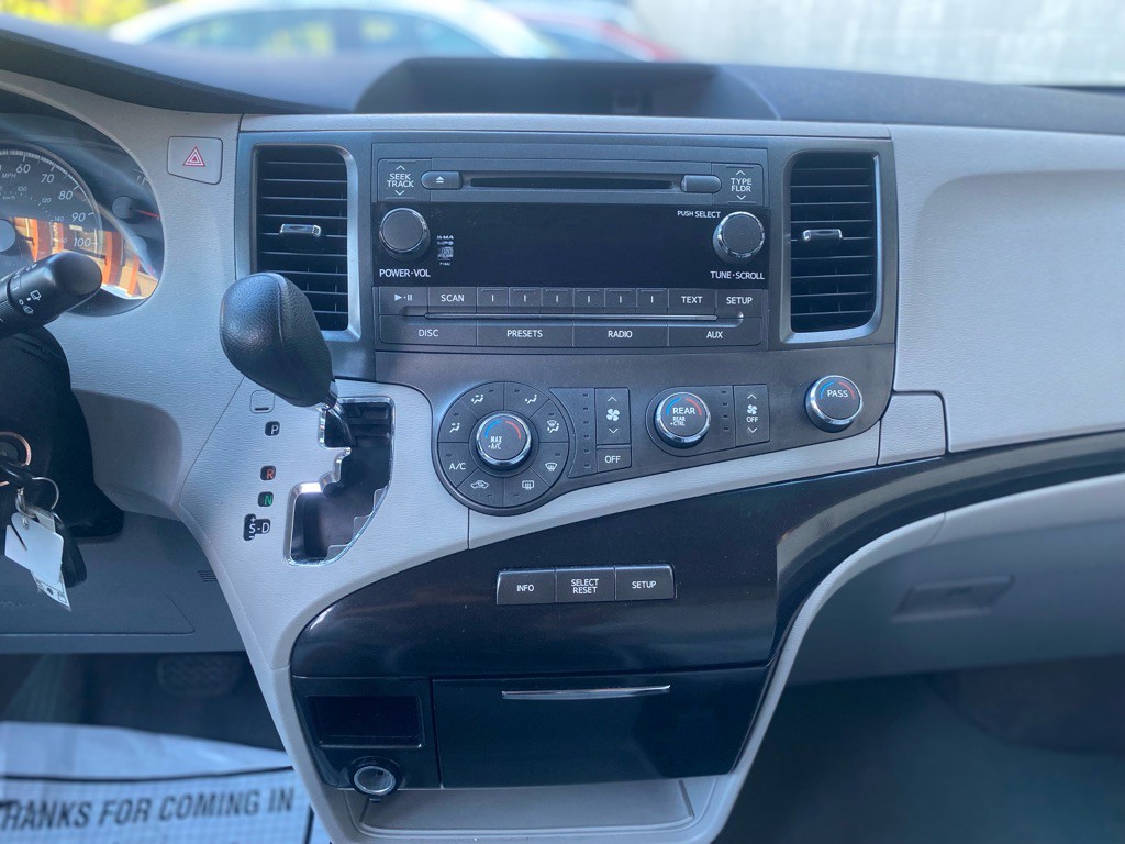2011 Toyota Sienna Image 22