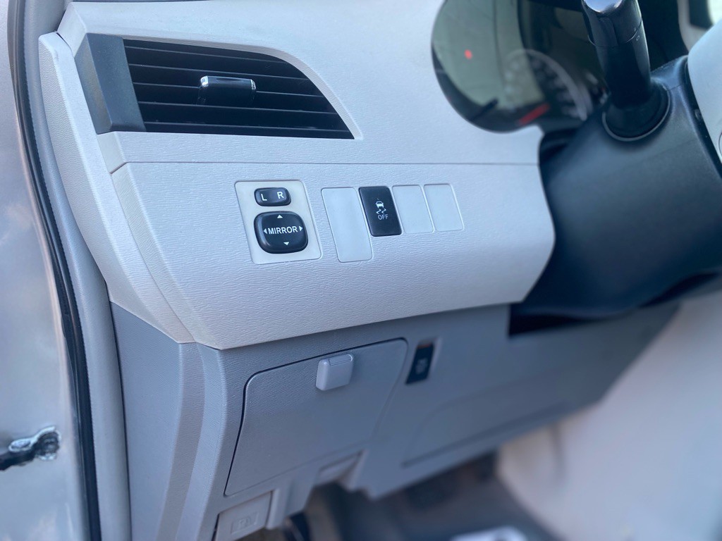2011 Toyota Sienna Image 24