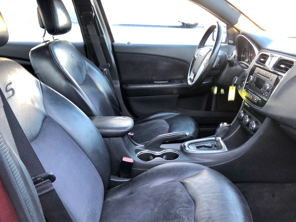 2014 Chrysler 200 Image 8