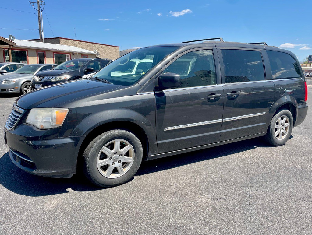 2012 Chrysler Town & Country Image 1