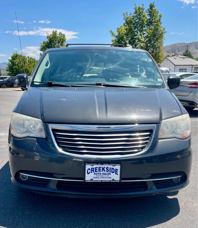 2012 Chrysler Town & Country Image 2
