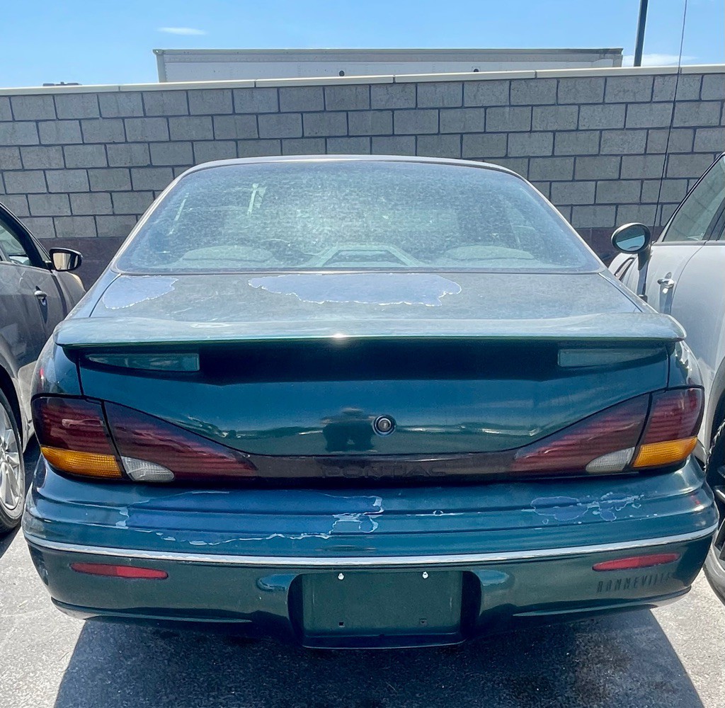 1999 Pontiac Bonneville Image 2