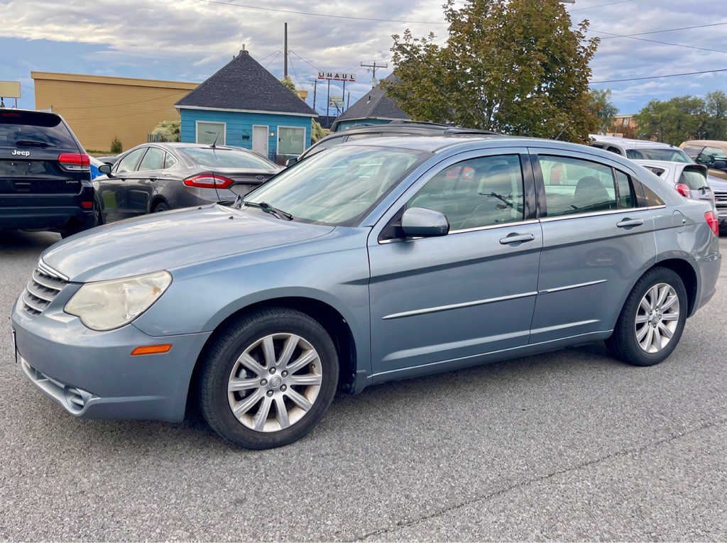 2010 Chrysler Sebring Image 2