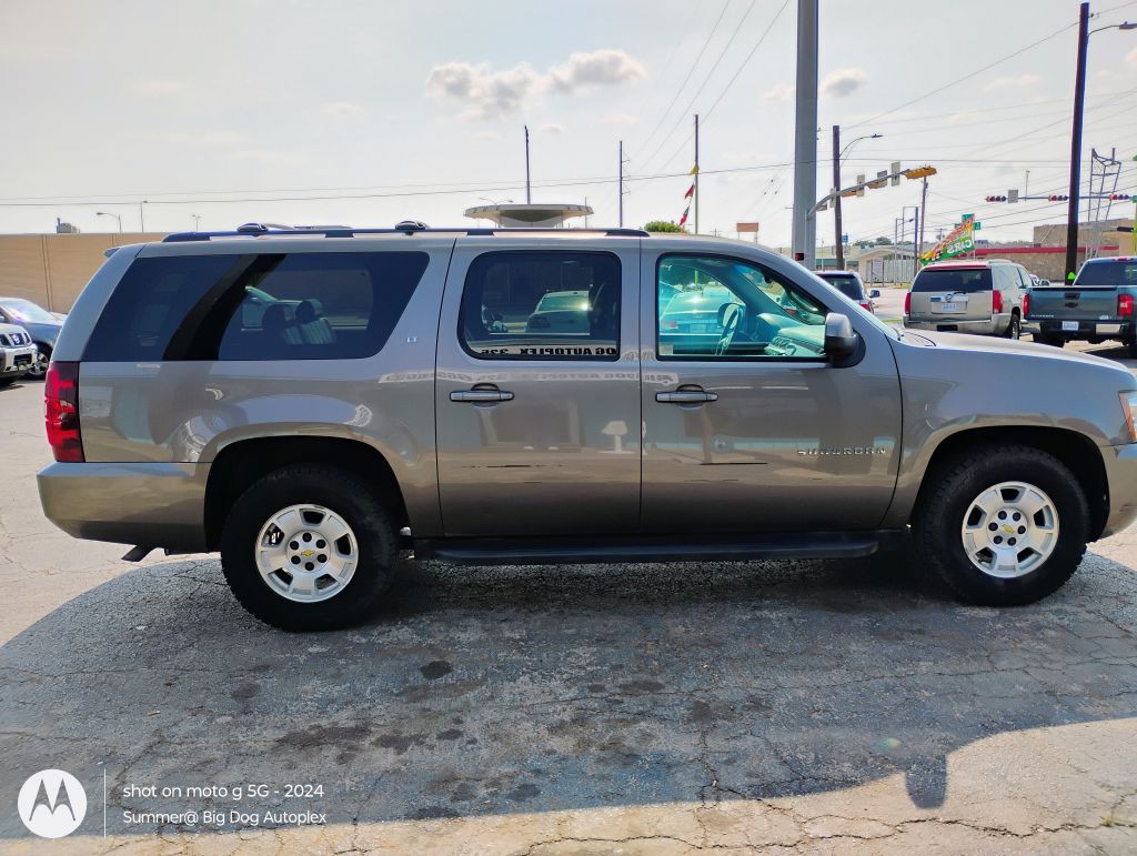 2014 Chevrolet Suburban Image 4