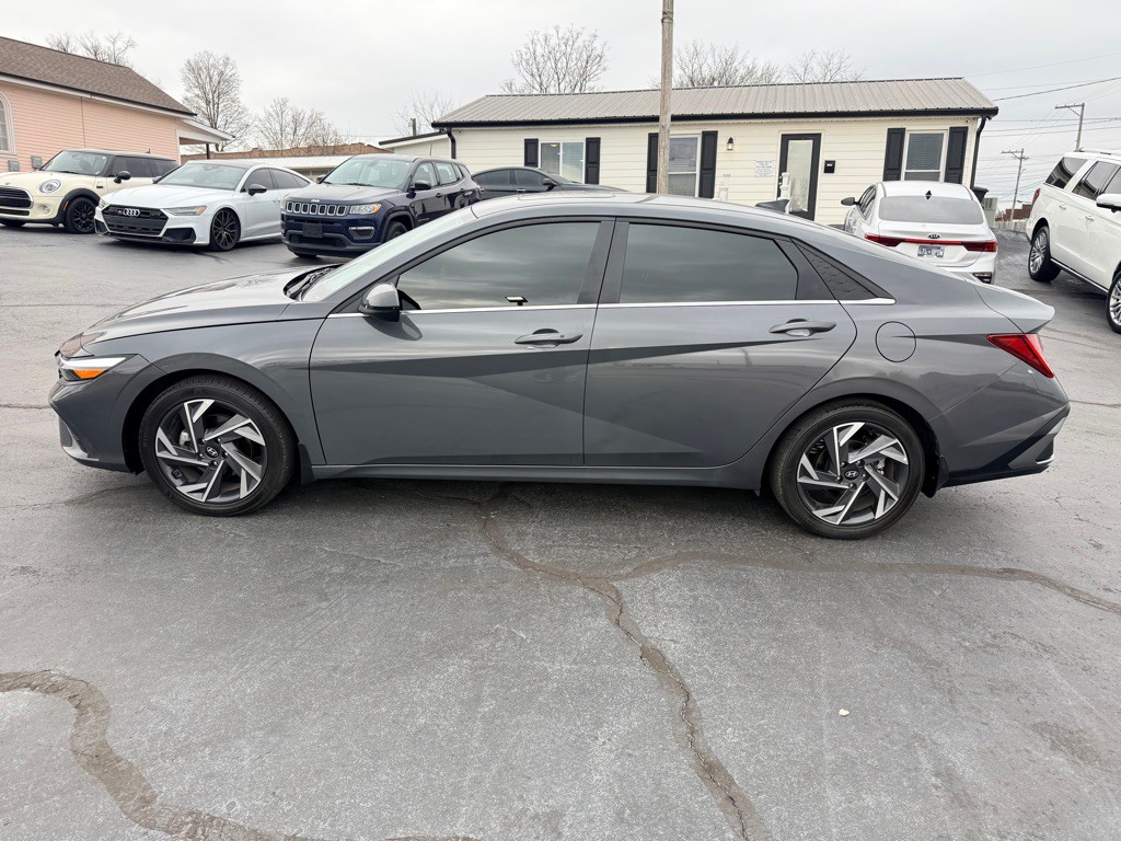 2024 Hyundai Elantra Image 2