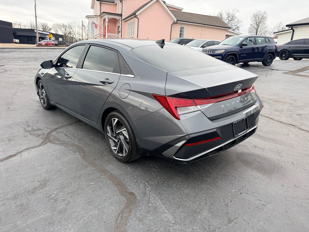 2024 Hyundai Elantra Image 3