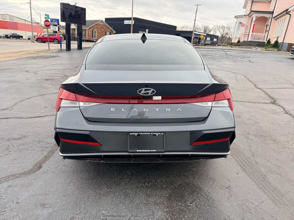 2024 Hyundai Elantra Image 4