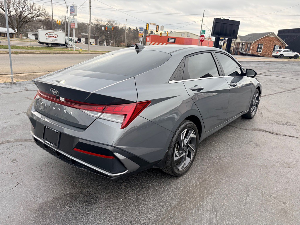 2024 Hyundai Elantra Image 5