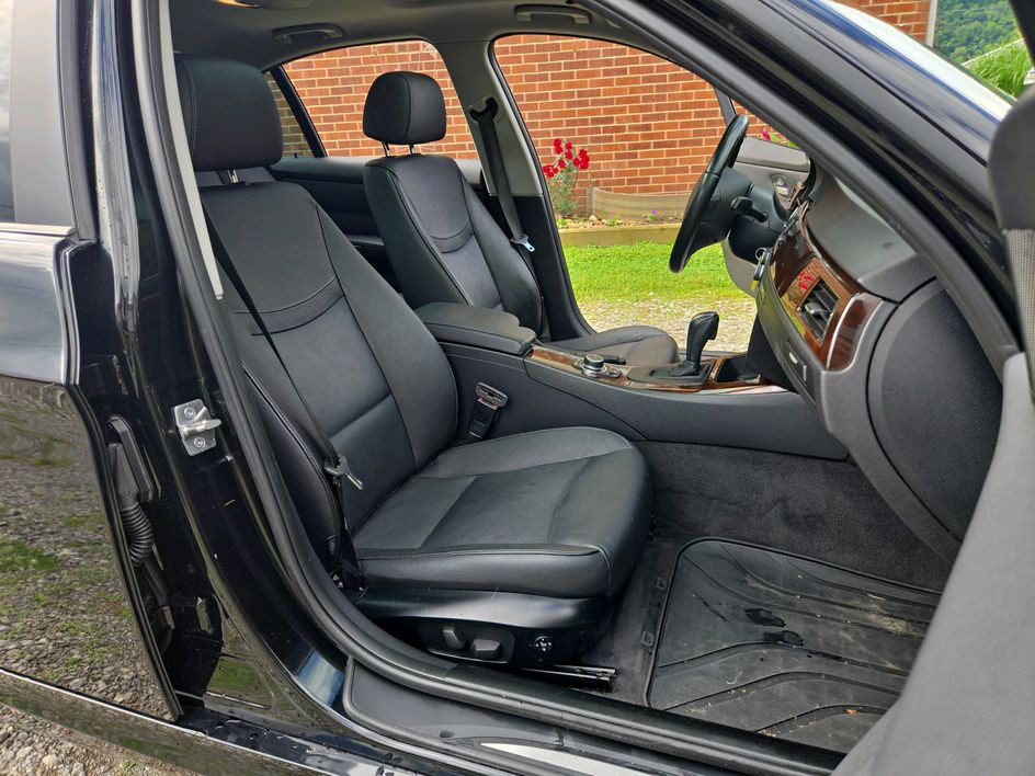 2011 BMW 3 Series Image 13