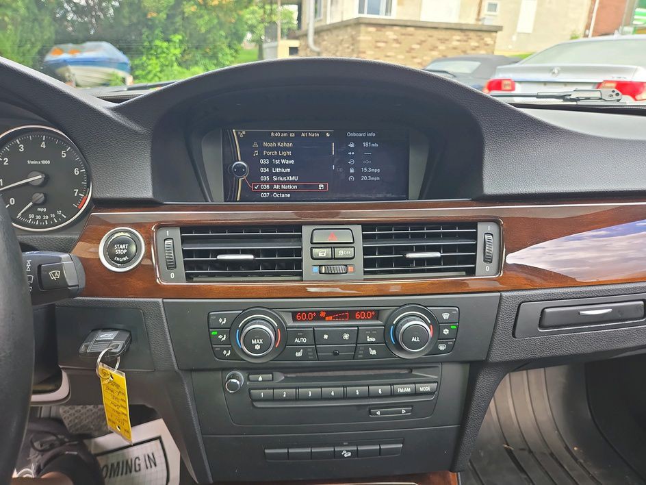 2011 BMW 3 Series Image 18
