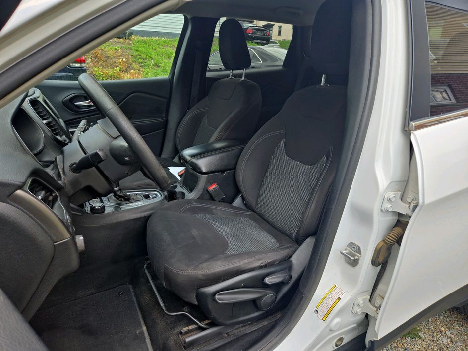 2019 Jeep Cherokee Image 12