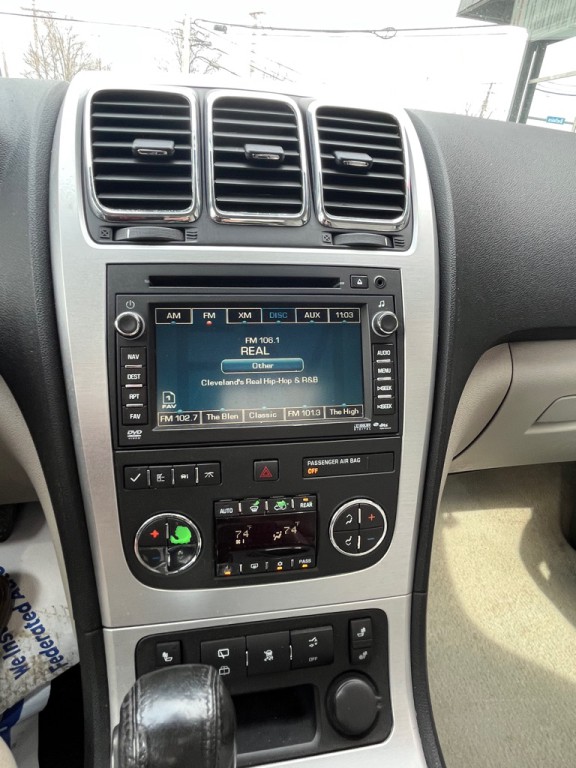 2011 GMC Acadia Image 11