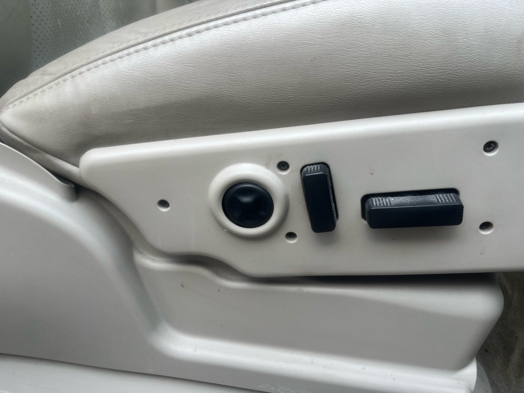 2005 Cadillac Escalade Image 16