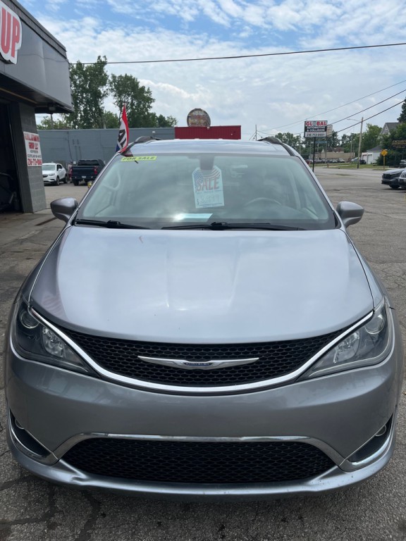2017 Chrysler Pacifica Image 2