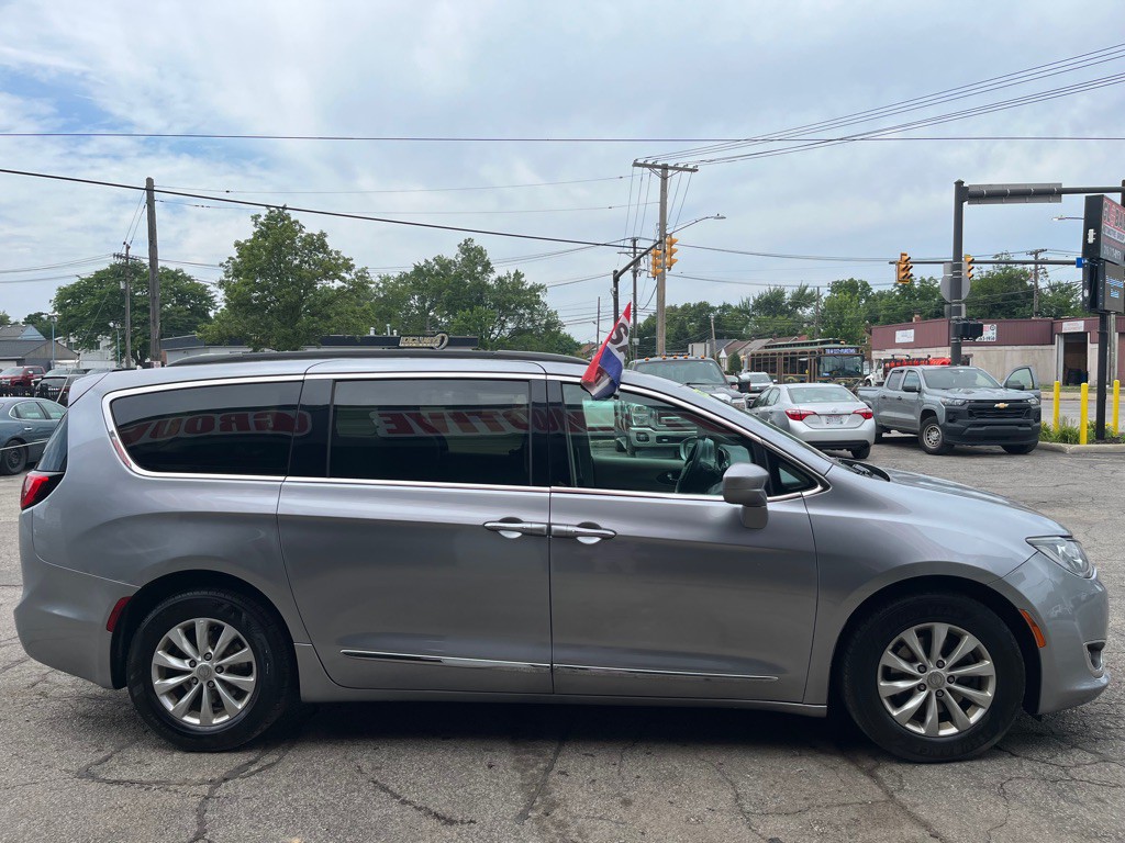 2017 Chrysler Pacifica Image 3