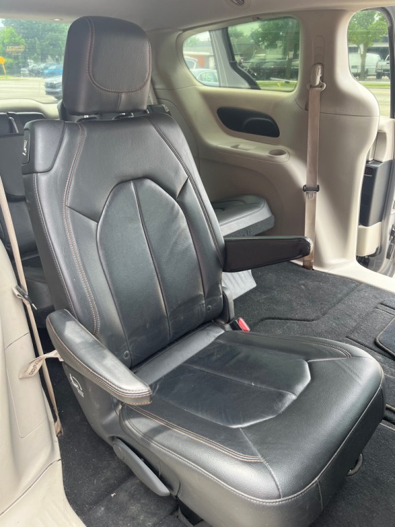 2017 Chrysler Pacifica Image 7