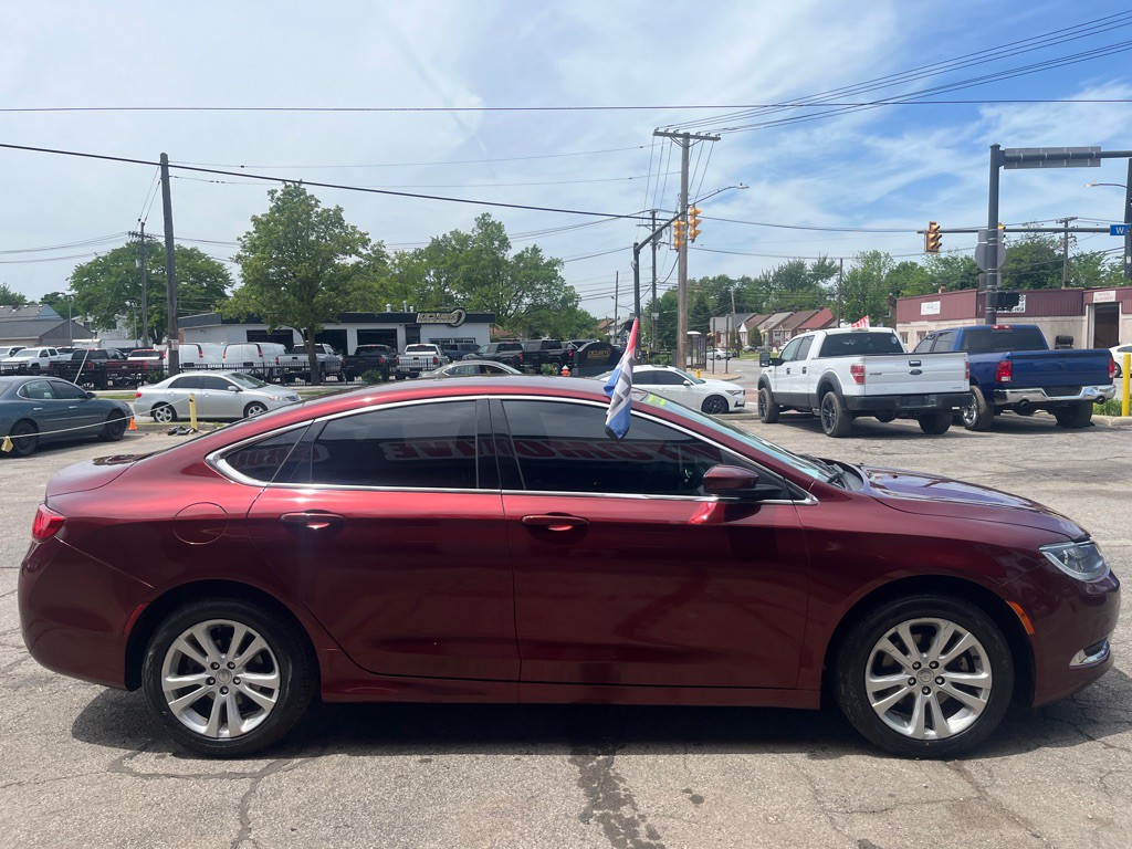 2015 Chrysler 200 Image 3