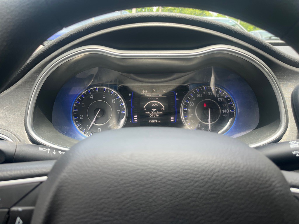 2015 Chrysler 200 Image 6