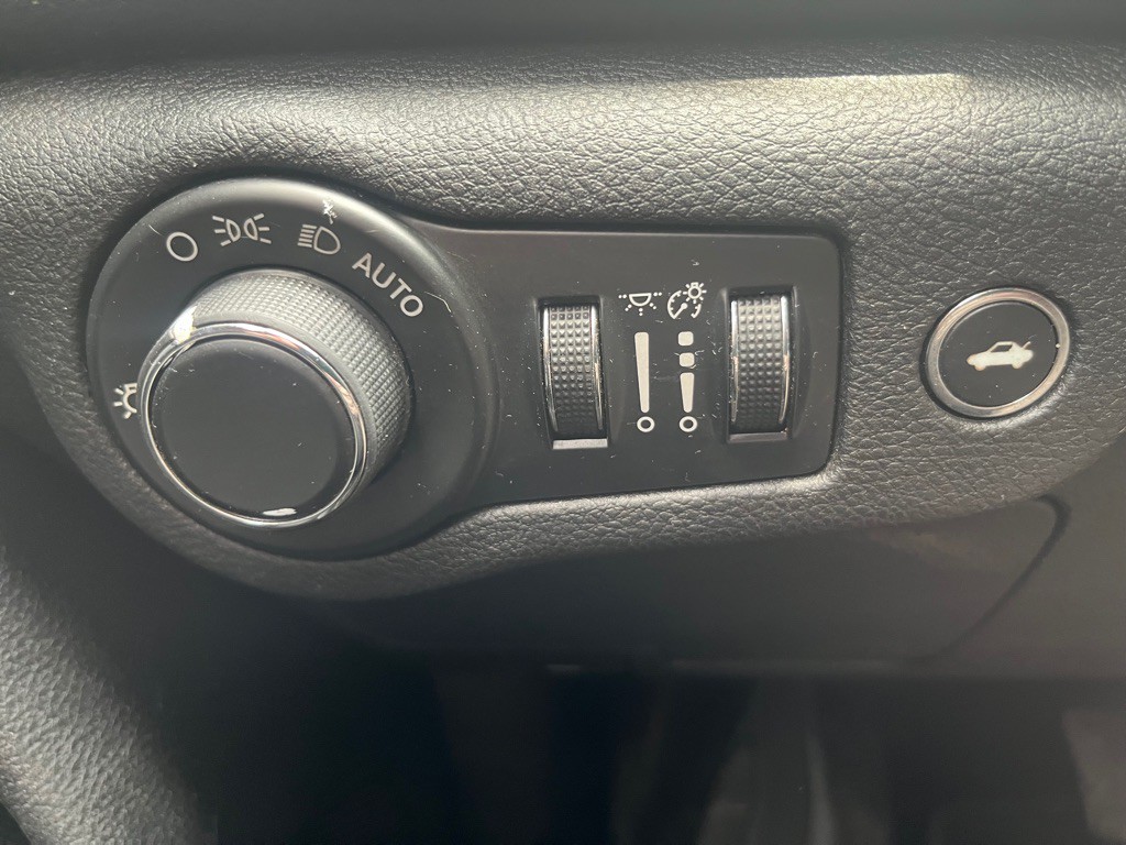 2015 Chrysler 200 Image 10