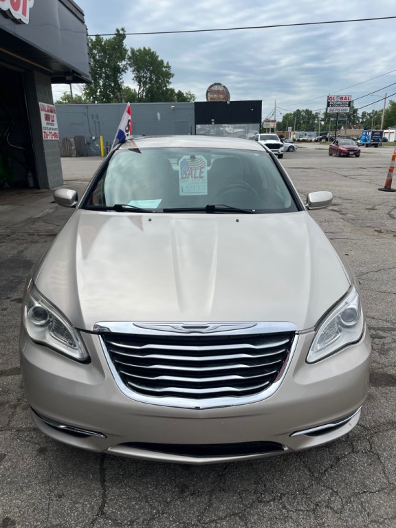 2014 Chrysler 200 Image 2