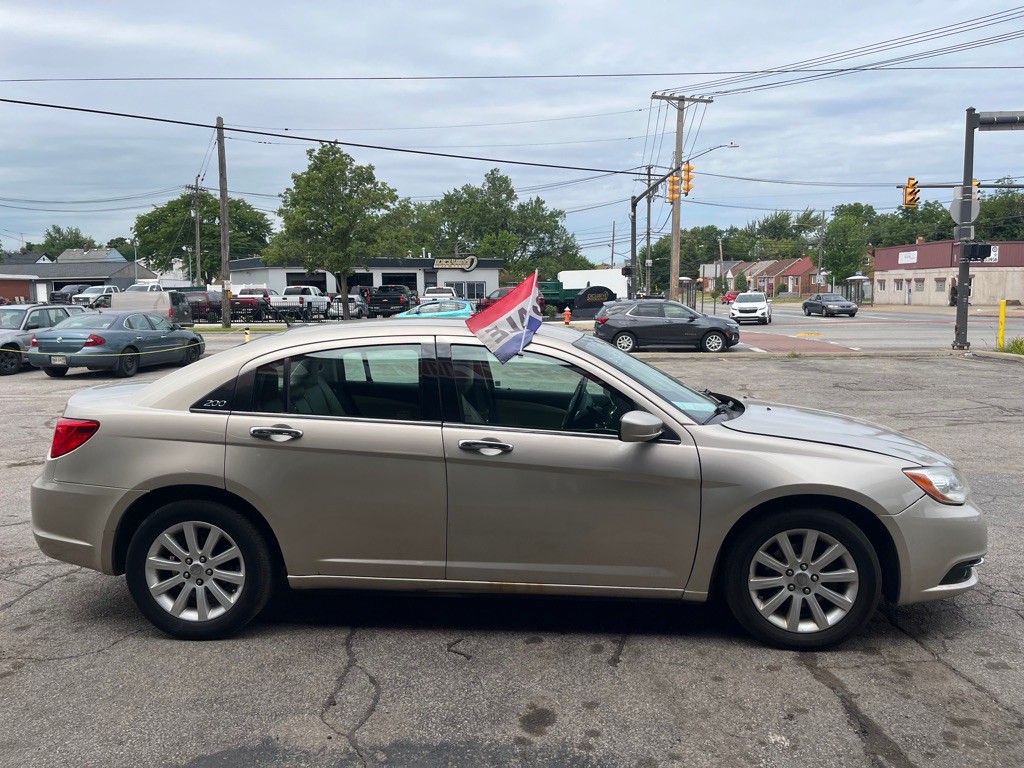 2014 Chrysler 200 Image 3