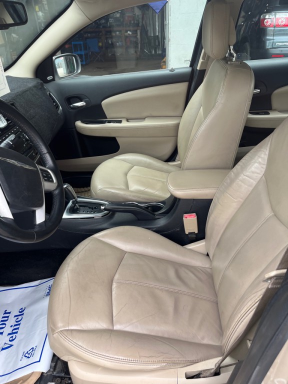 2014 Chrysler 200 Image 8