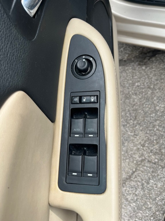 2014 Chrysler 200 Image 9