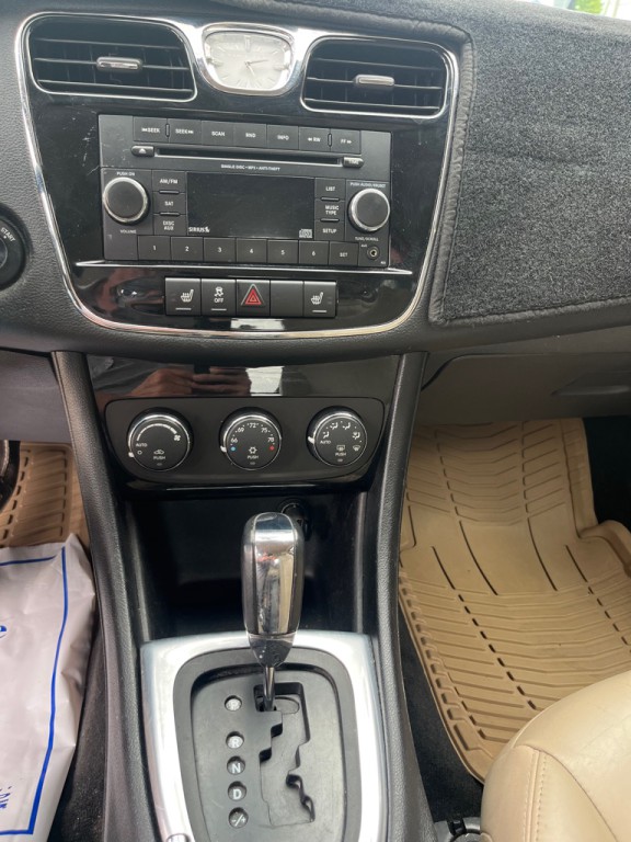 2014 Chrysler 200 Image 11