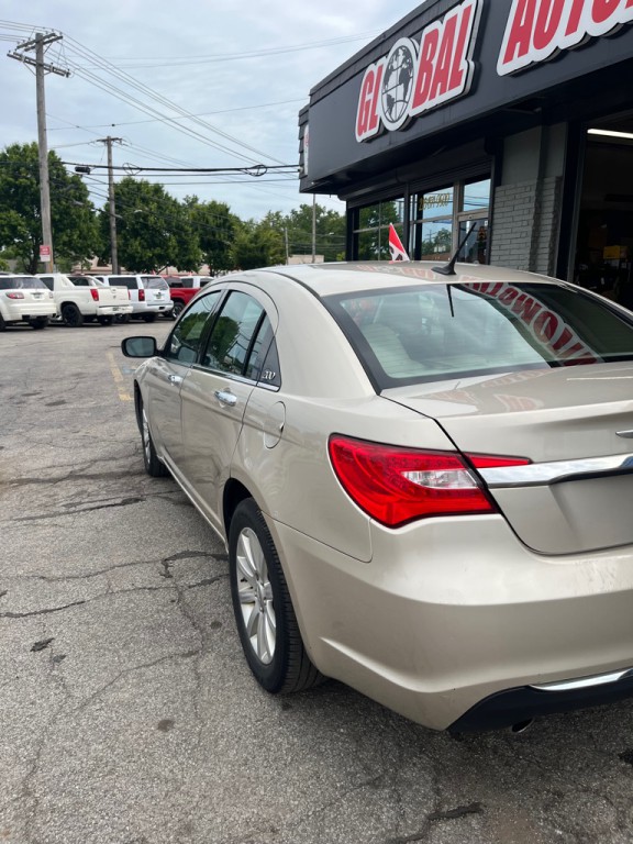 2014 Chrysler 200 Image 17