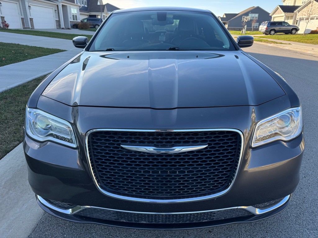 2016 Chrysler 300 Image 2