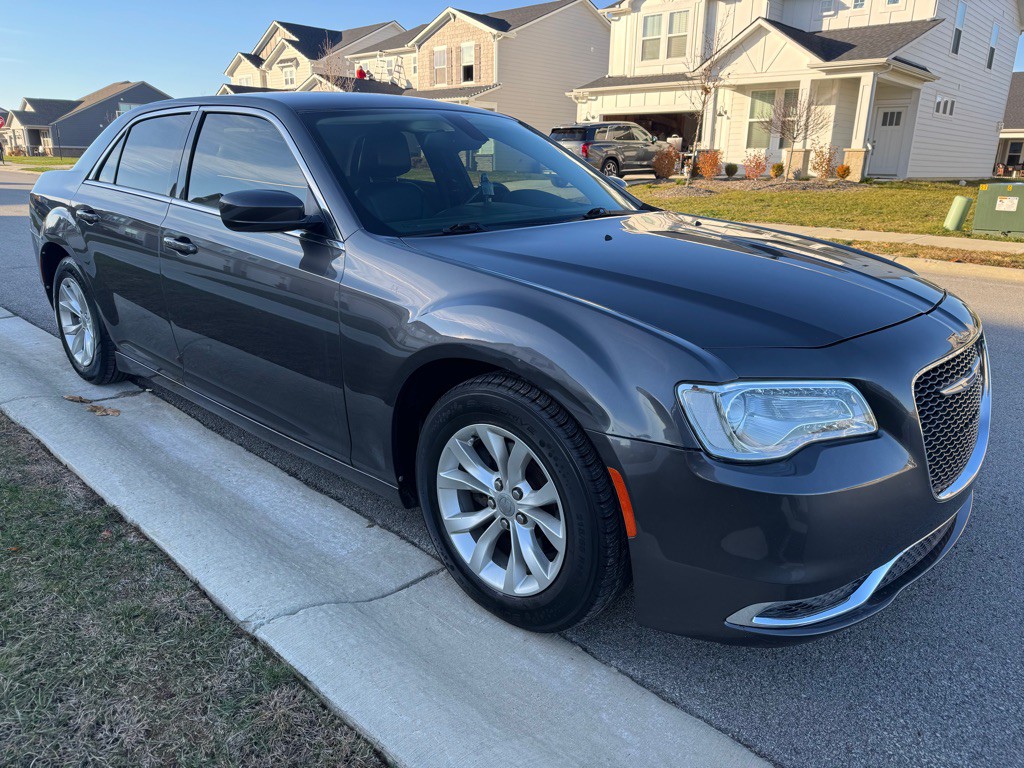 2016 Chrysler 300 Image 3