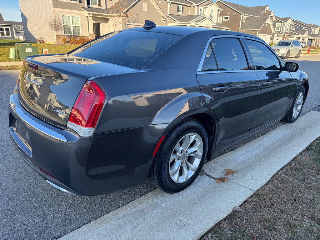 2016 Chrysler 300 Image 4