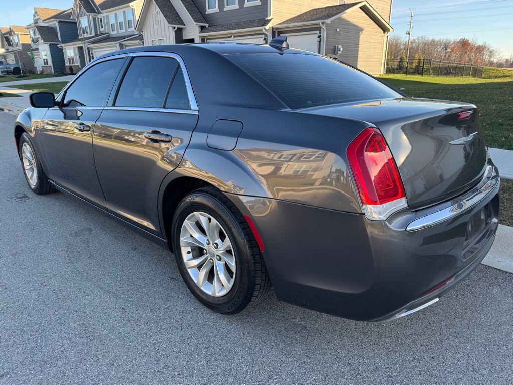2016 Chrysler 300 Image 6