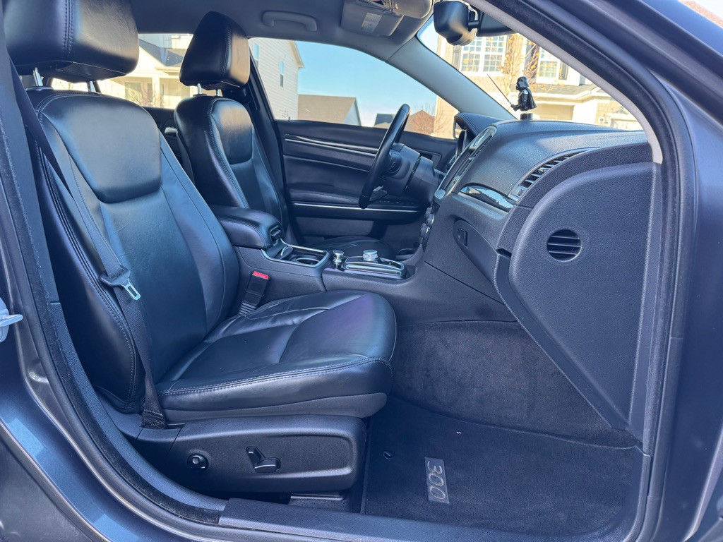 2016 Chrysler 300 Image 7